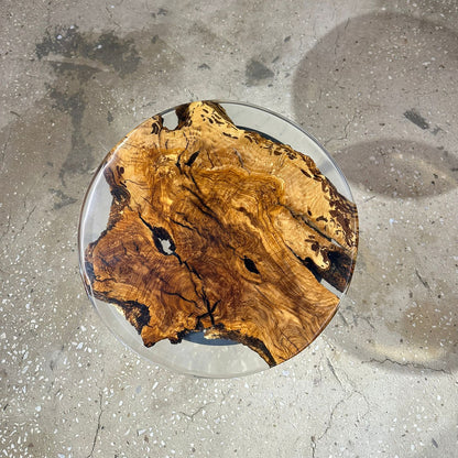Table d’Olivier en époxy transparent.