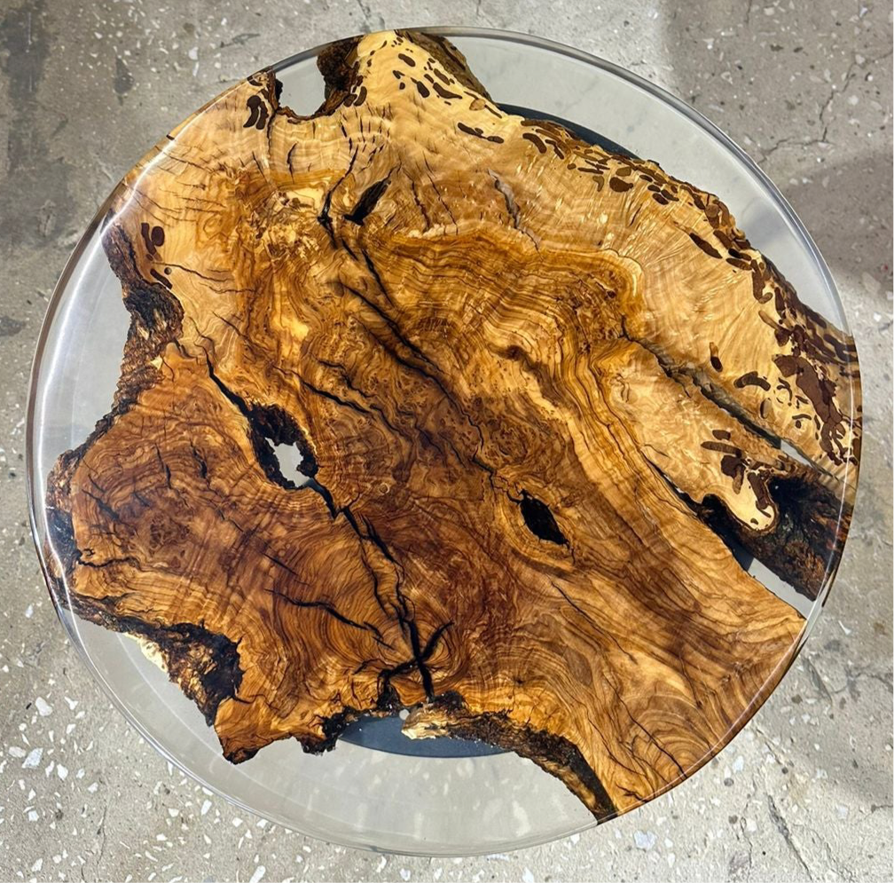 Table d’Olivier en époxy transparent.
