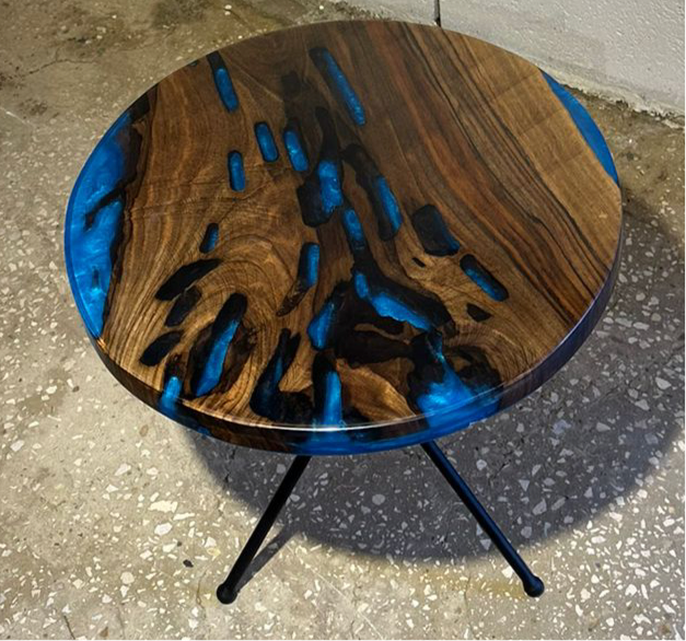Table d’époxy bleu nuit lumineuse.