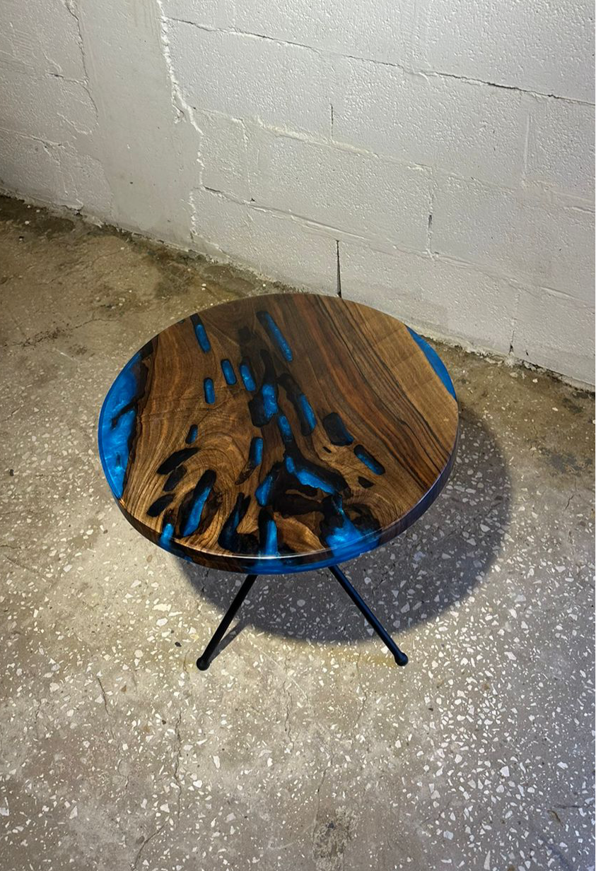 Table d’époxy bleu nuit lumineuse.
